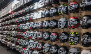 Jak dobrać kask motocyklowy, aby uniknąć niebezpieczeństwa i dyskomfortu