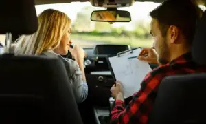 Czy można jeździć bez wydanego prawa jazdy? Sprawdź, co grozi za to