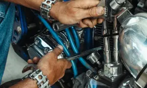 Ile zarabia mechanik motocyklowy? Zaskakujące różnice w pensjach!