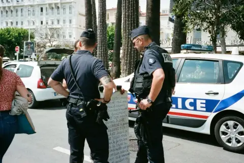 Czy policjant może zabrać prawo jazdy? Sprawdź, kiedy to możliwe