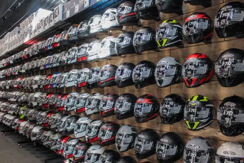 Jak dobrać kask motocyklowy, aby uniknąć niebezpieczeństwa i dyskomfortu