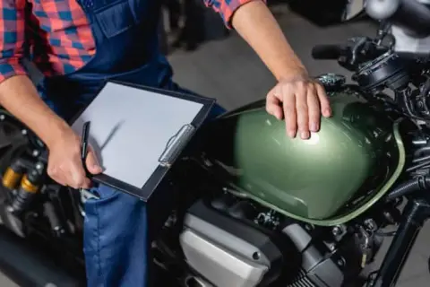 Ile kosztuje rejestracja motoroweru? Sprawdź, by uniknąć wysokich opłat