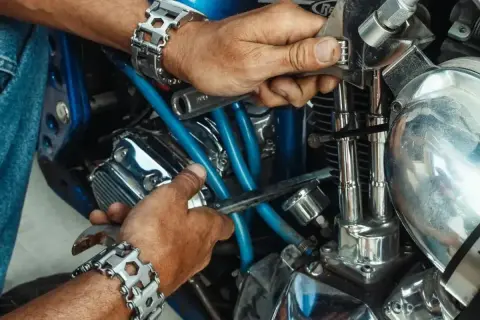 Ile zarabia mechanik motocyklowy? Zaskakujące różnice w pensjach!