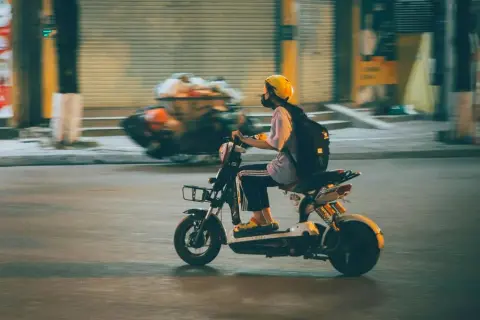 Czy skuter to motorower? Odkryj różnice i przepisy prawne