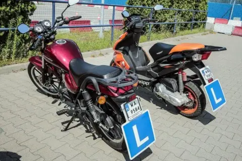 Czy motorower jest pojazdem silnikowym? Sprawdź ważne informacje!