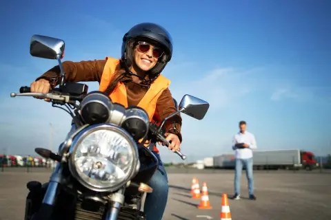 Ile kosztuje kurs na motorower? Sprawdź pełne wydatki i ukryte koszty
