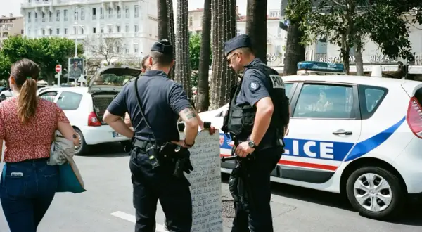 Czy policjant może zabrać prawo jazdy? Sprawdź, kiedy to możliwe