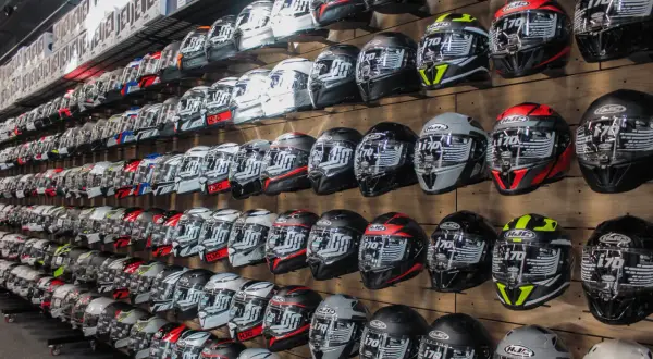 Jak dobrać kask motocyklowy, aby uniknąć niebezpieczeństwa i dyskomfortu