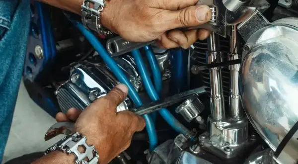 Ile zarabia mechanik motocyklowy? Zaskakujące różnice w pensjach!