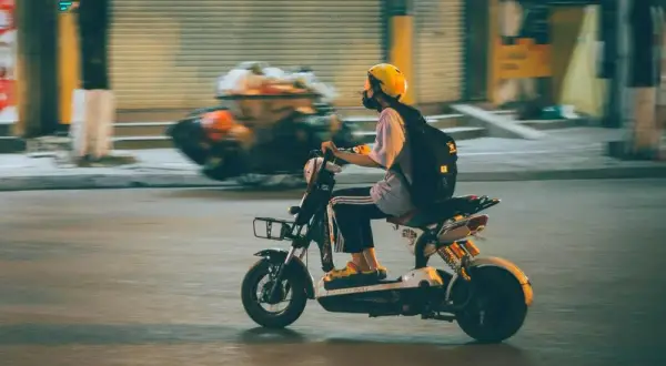 Czy skuter to motorower? Odkryj różnice i przepisy prawne
