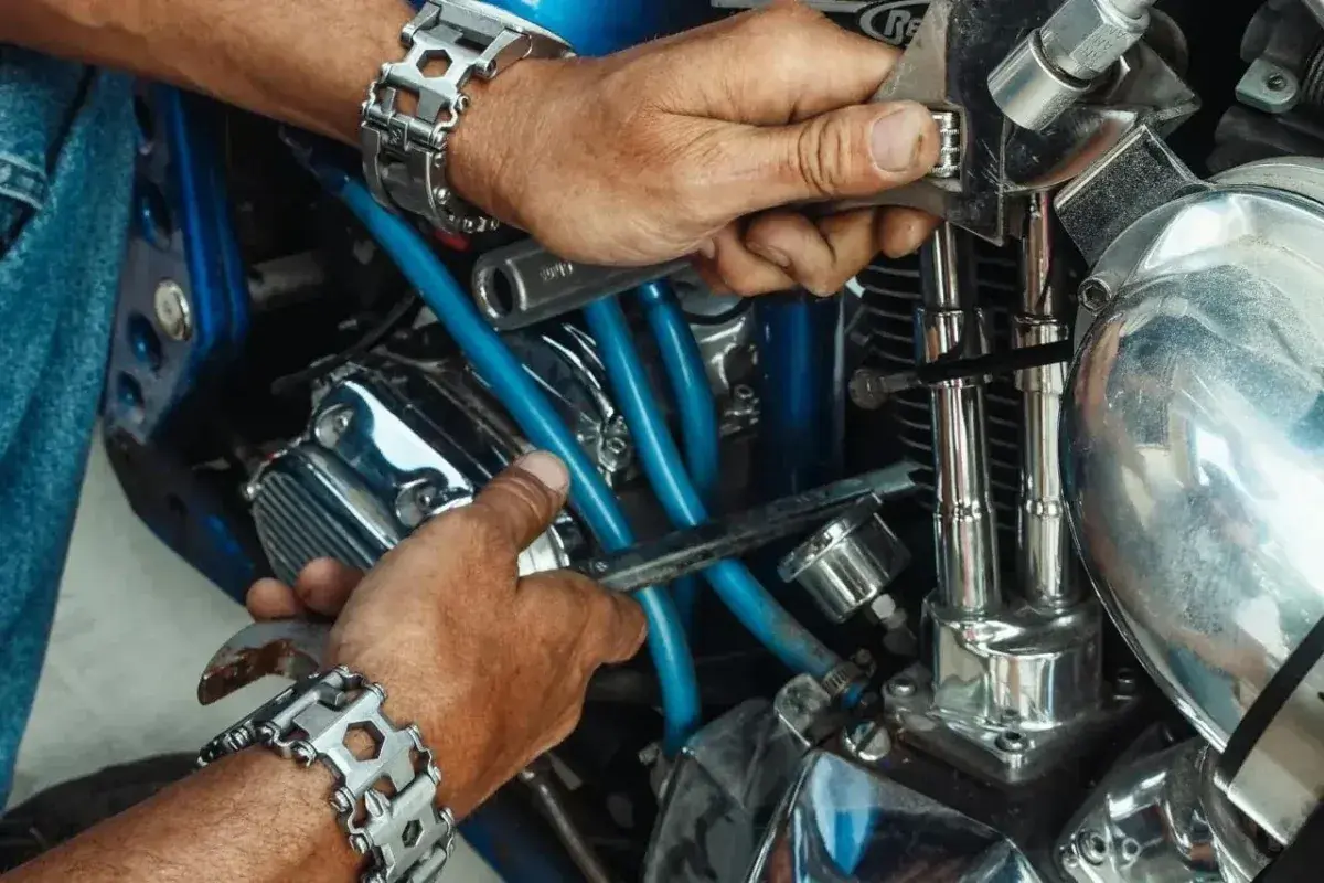 Ile zarabia mechanik motocyklowy? Zaskakujące różnice w pensjach!