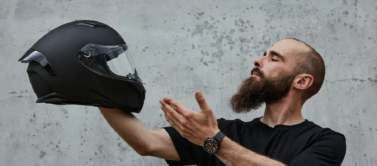 Zdjęcie Jak dobrać kask motocyklowy, aby uniknąć niebezpieczeństwa i dyskomfortu