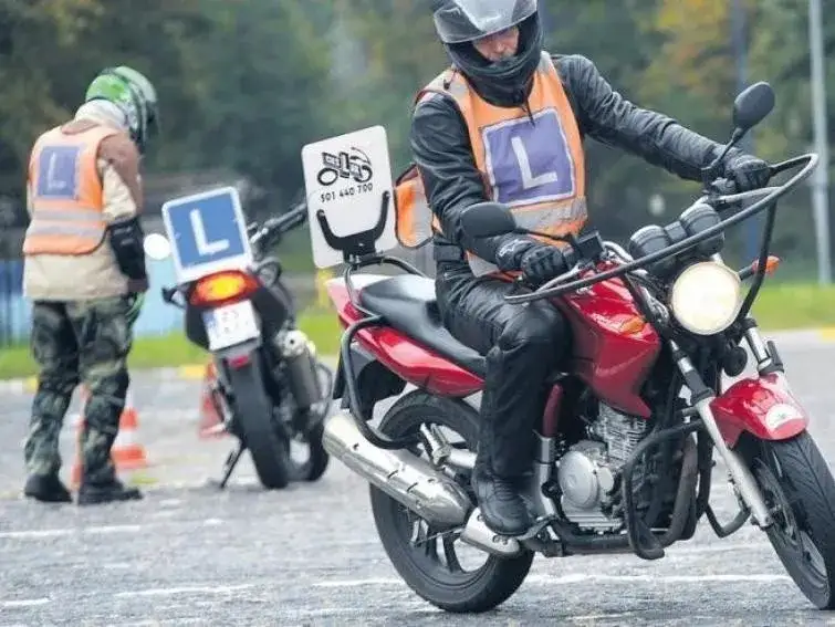 Zdjęcie Czy można jeździć motorowerem na dowód? Sprawdź ważne przepisy